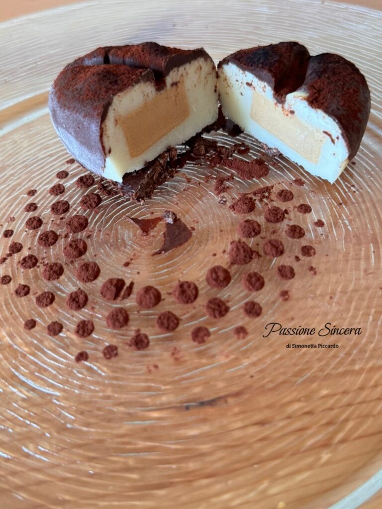 Chicco di caffè di pasticceria realistica tagliato, con interno cremoso e base croccante