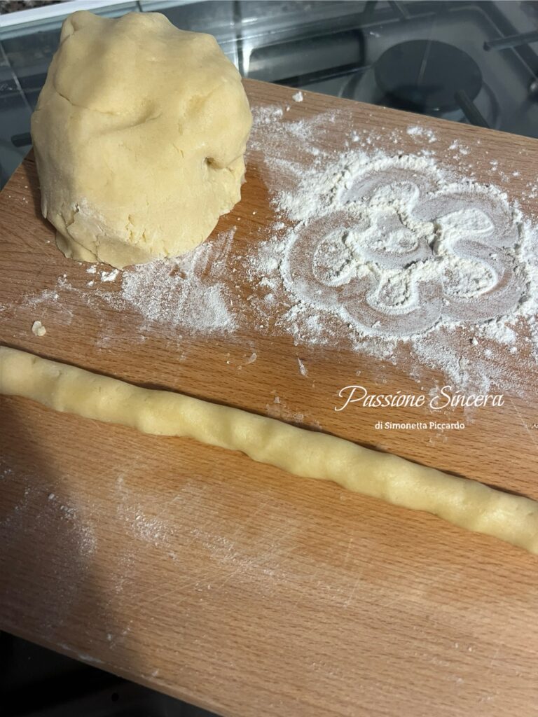 preparazione dei Khanom Kleeb Lamduan, modellati a mano a forma di fiore