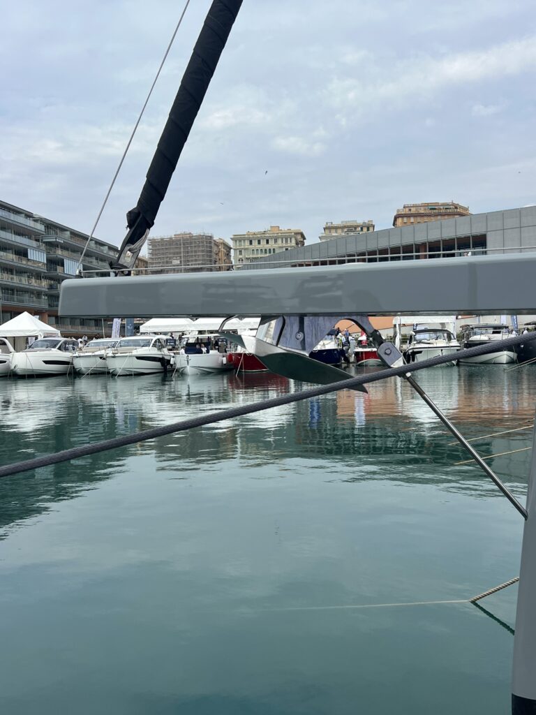 Dettaglio del foil sotto lo scafo al Salone Nautico di Genova