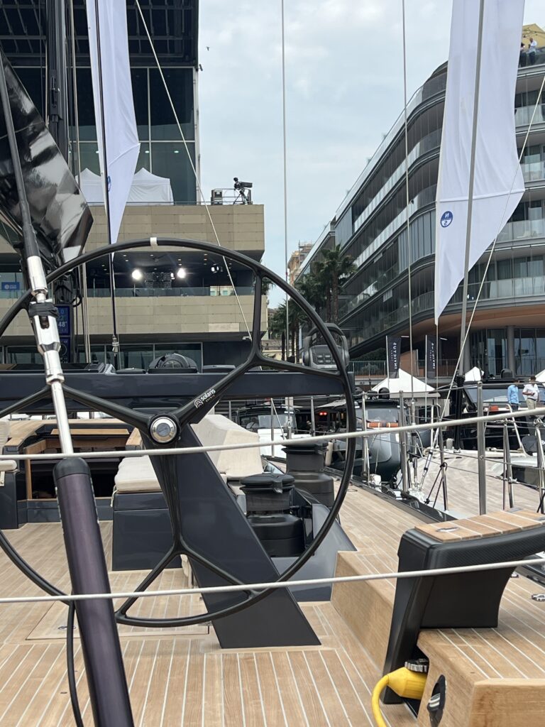 Grande timone di uno yacht al Salone Nautico di Genova