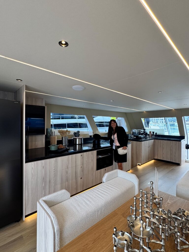 Cucina a bordo di un catamarano al Salone Nautico Genova 2026